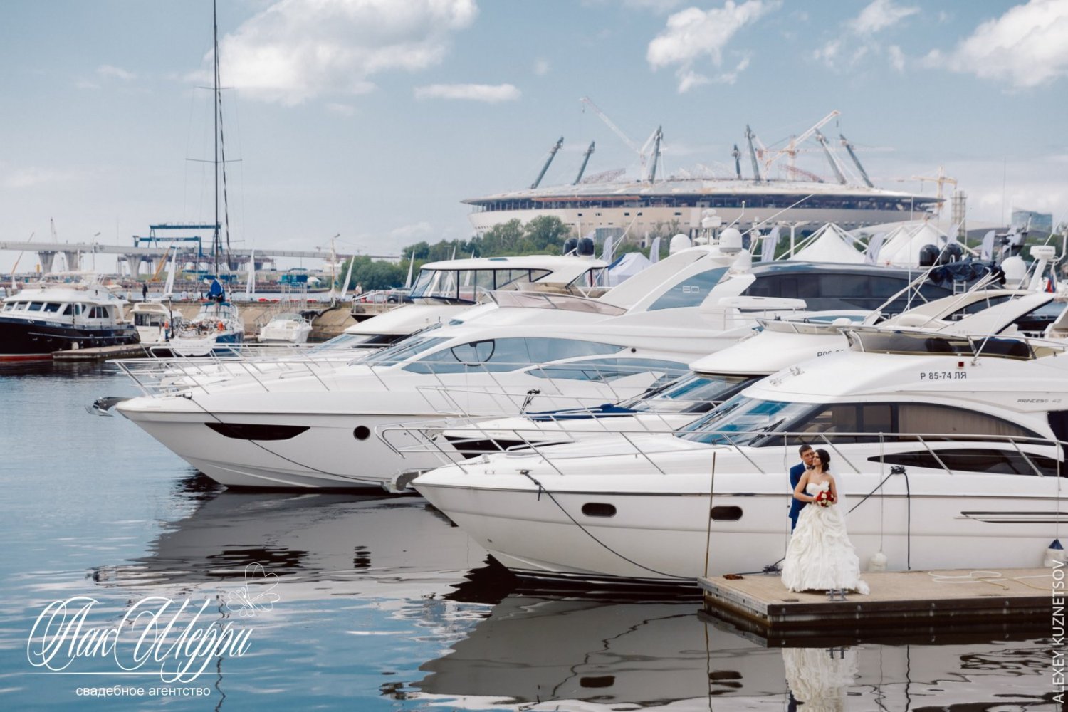 Красные ягоды на синем бархате Ильи и Дианы&nbsp;Свадебное агентство "ЛакШерри" : 