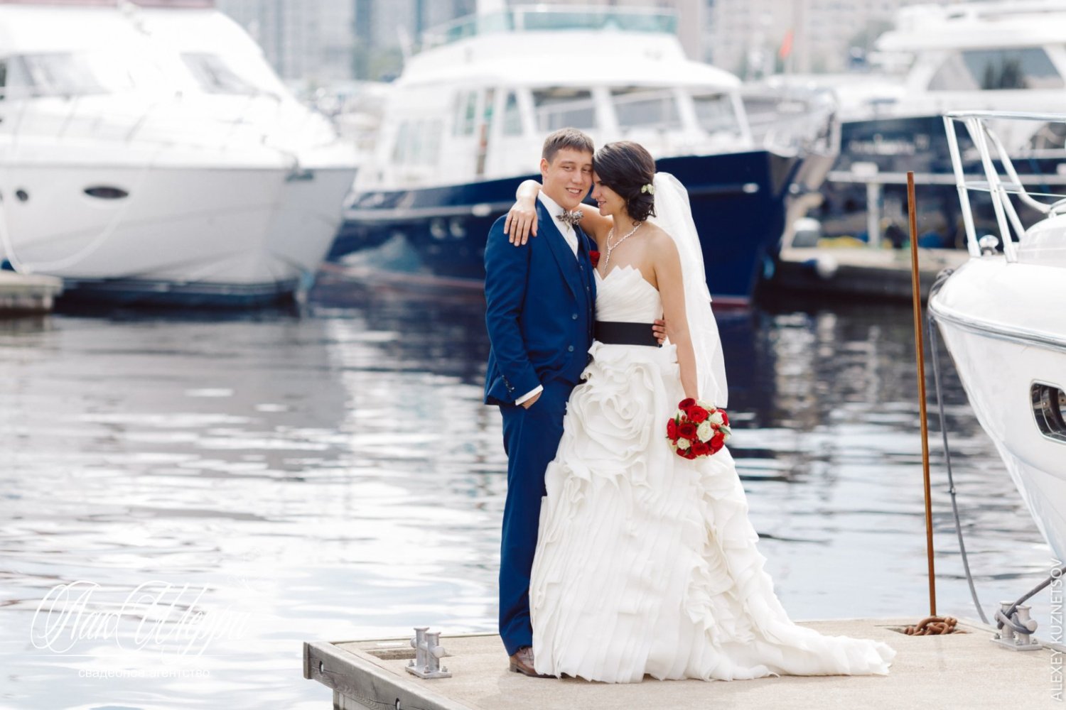 Красные ягоды на синем бархате Ильи и Дианы&nbsp;Свадебное агентство "ЛакШерри" : 