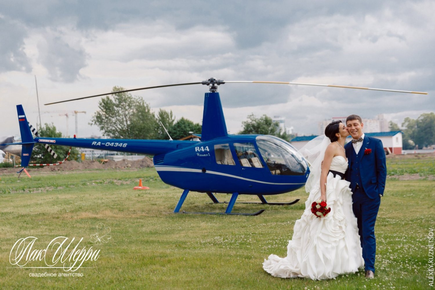 Красные ягоды на синем бархате Ильи и Дианы&nbsp;Свадебное агентство "ЛакШерри" : 