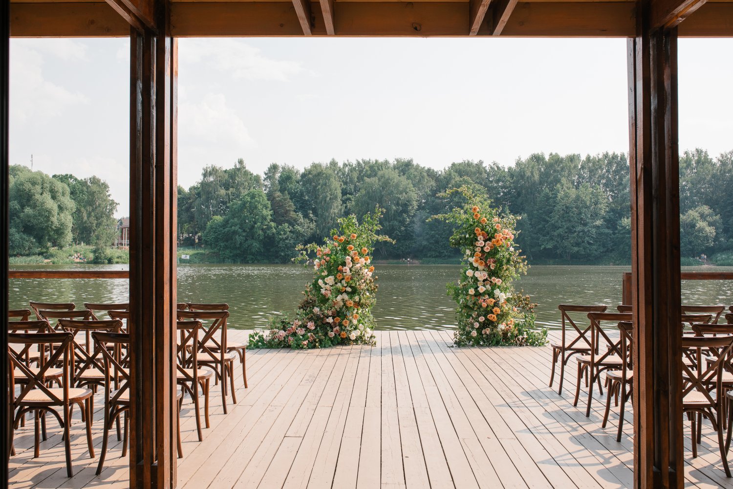 Веранда у воды в Усадьбе Суханово&nbsp;Веранда у воды в усадьбе Суханово : 