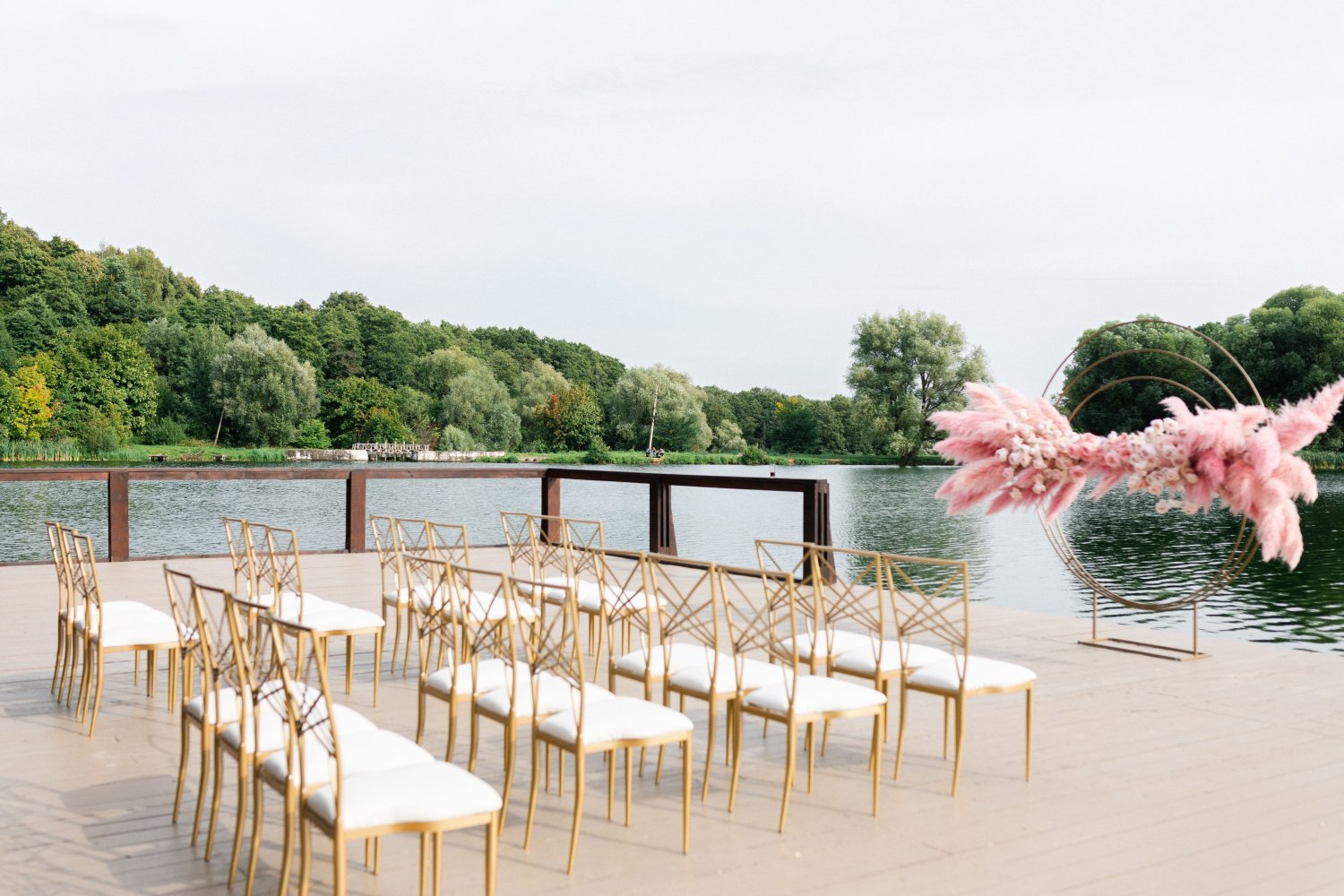 Веранда у воды в Усадьбе Суханово&nbsp;Веранда у воды в усадьбе Суханово : 