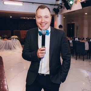 Ведущий Александр Ведерников